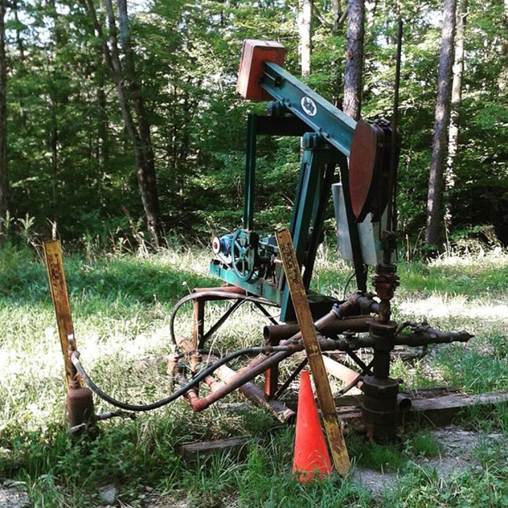 Another oil well along the road. Again, not running