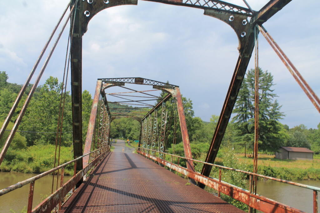 Photo: Petroleum Center Bridge